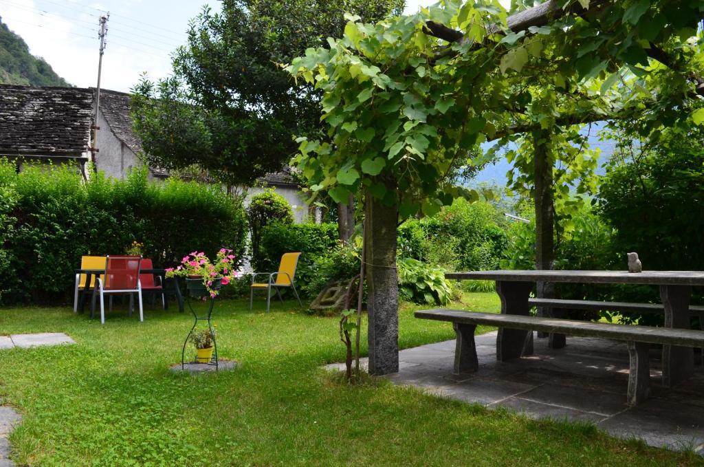 Hotel Garni Maggia Giumaglio 外观 照片